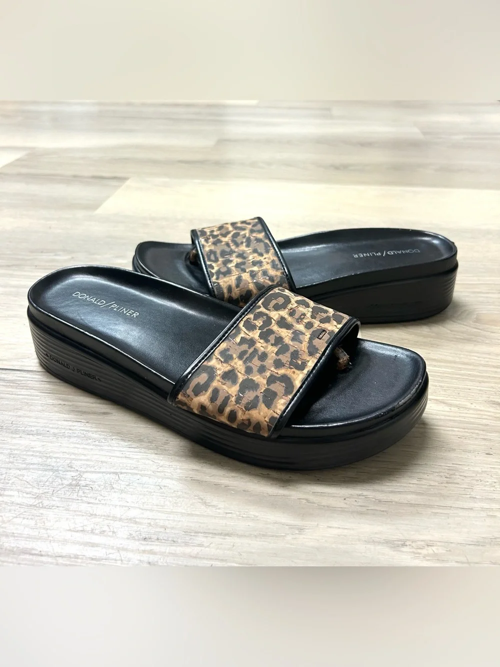Donald Pliner Leopard Sandals Women's Fiji Sz 9.5M Leather Slip On Wedge Comfort